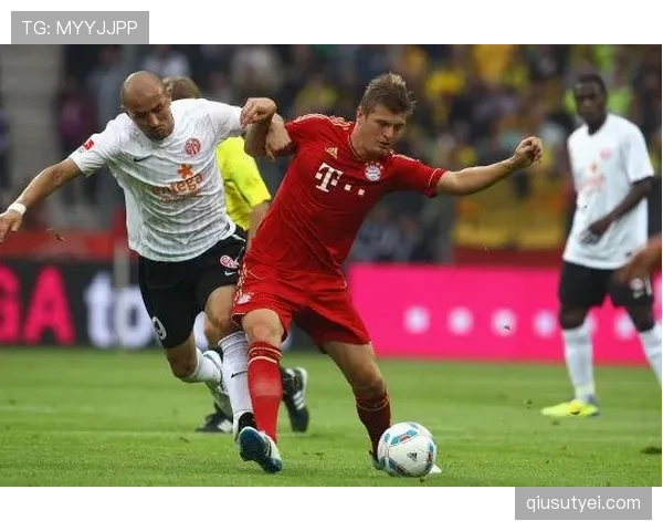 克罗斯本赛季直塞更侧重组织调度，出球角色较上赛季进一步前移