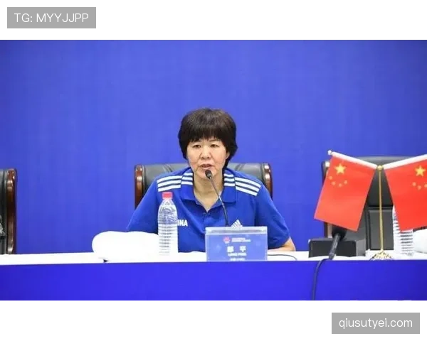 郎平退役后这生活也太反差了，训练馆泡到凌晨的人现在咖啡配书晒太阳？